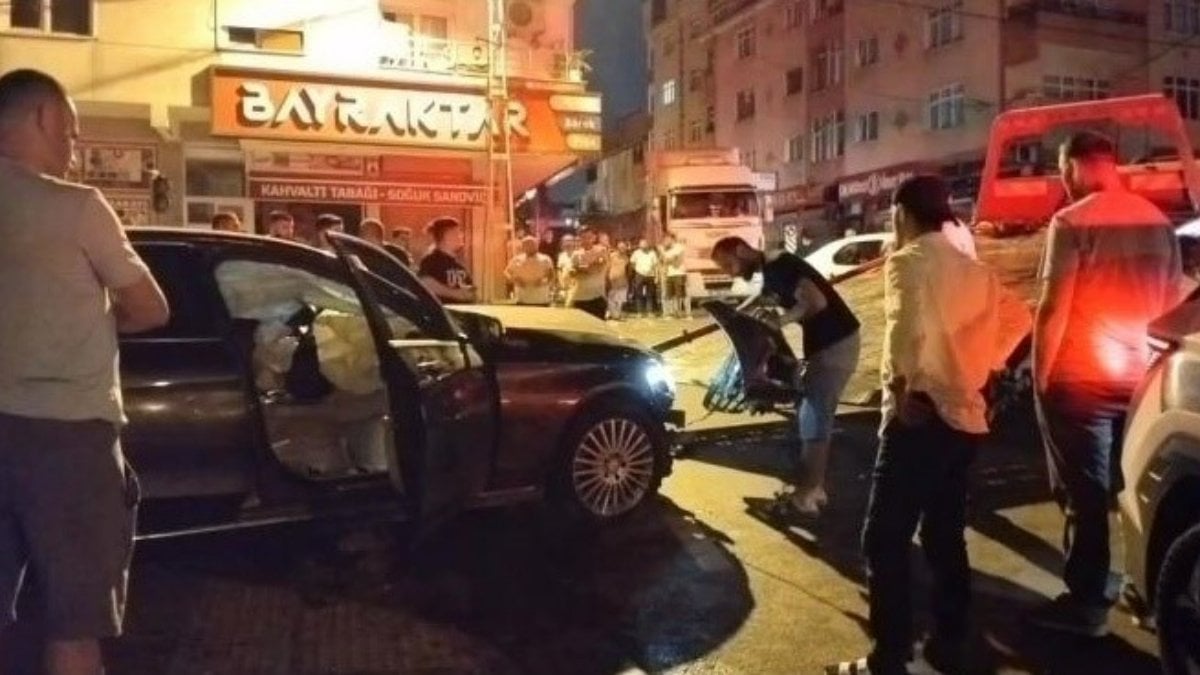İstanbul Sultanbeyli’de ters yönde ilerleyen otomobil kazaya neden oldu: 1’i ağır 2 yaralı